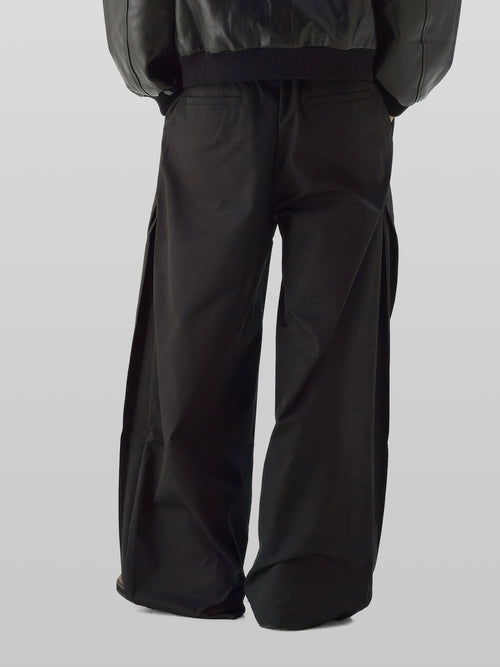 3D Side Cross Tuck Pants black – Detail | wide-leg / pleated / relaxed tailoring | UNPROVEN