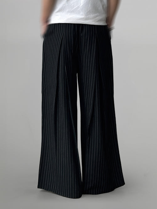 Striped Back Tuck Wide Pants black – Detail | wide-leg / pleated / relaxed tailoring | UNPROVEN