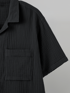 Open Collar Crinkled Short Sleeve Shirt turquoise – Detail close-up | relaxed tailoring / semi-wide fit | UNPROVEN