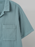 Open Collar Crinkled Short Sleeve Shirt charcoal – Detail close-up | relaxed tailoring / semi-wide fit | UNPROVEN
