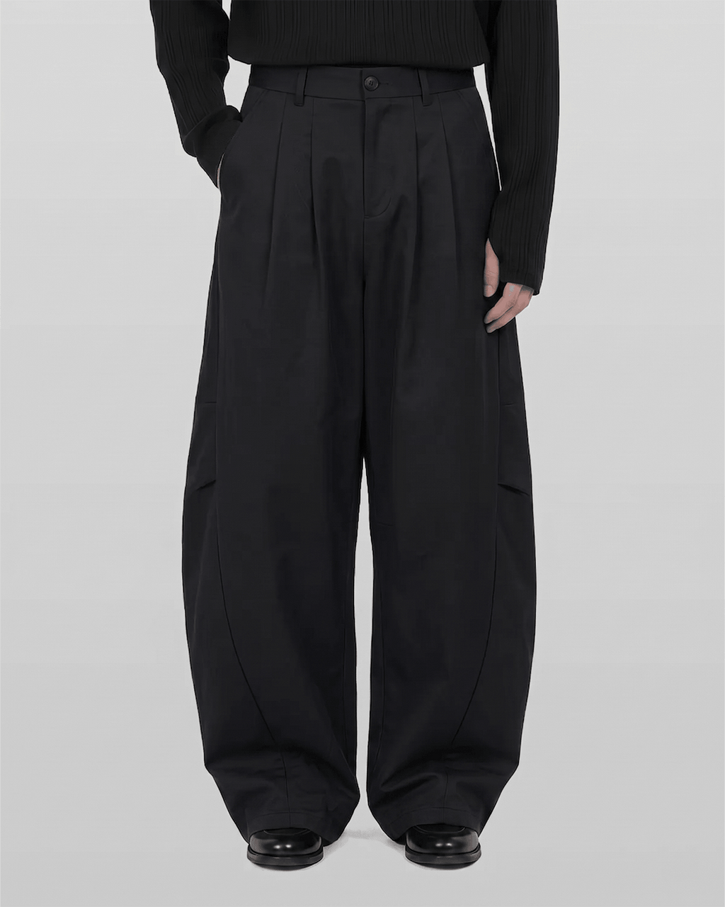 Curved Two-Tuck Side Pants