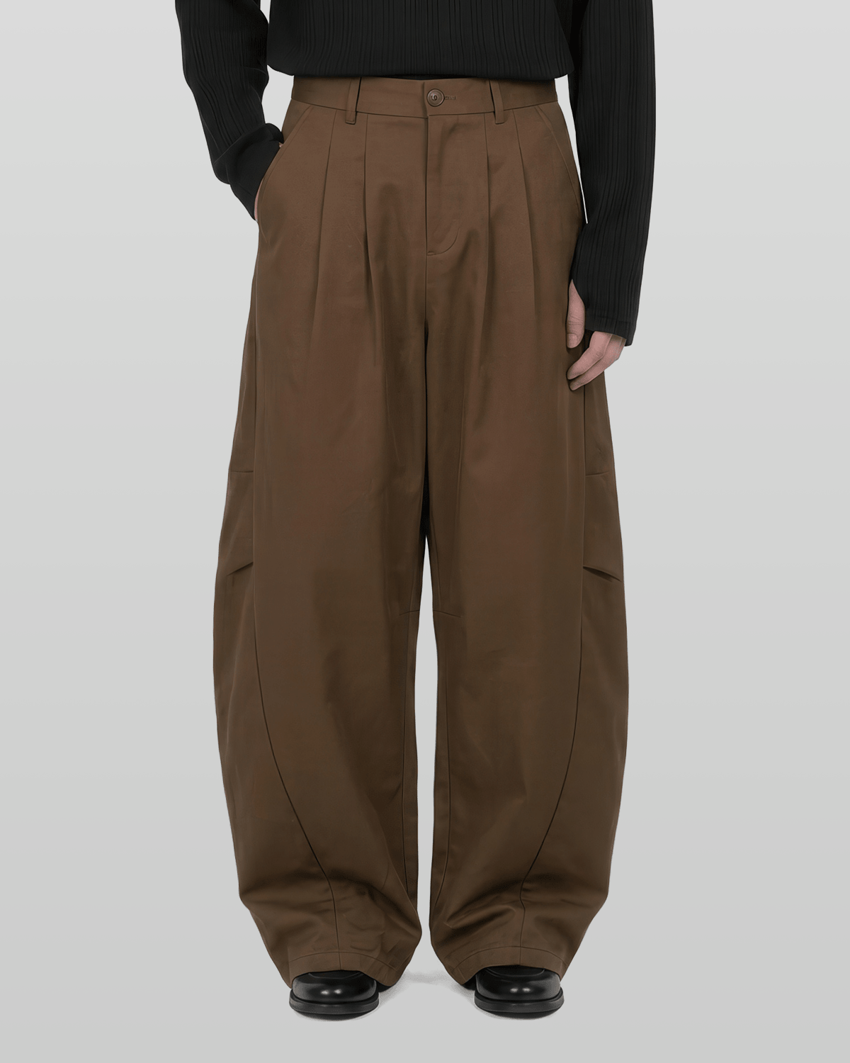 Curved Two-Tuck Side Pants