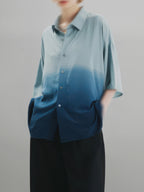 Loose-Fit Gradation Shirt light-blue – Front view | relaxed tailoring / semi-wide fit | UNPROVEN