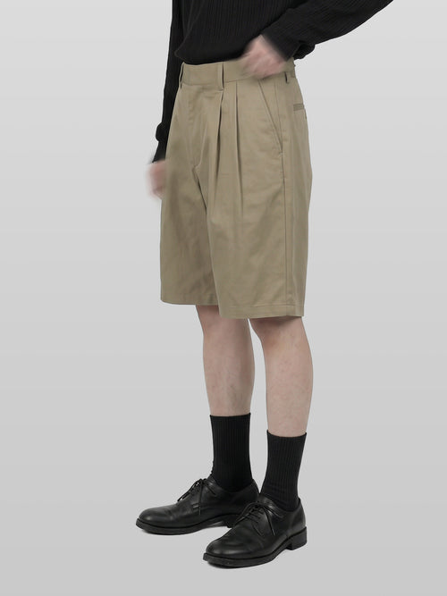 Side-Buckle Pleated Shorts beige – Front view | wide-leg / pleated / relaxed tailoring | UNPROVEN