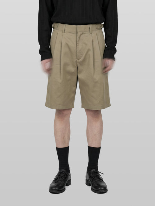 Side-Buckle Pleated Shorts beige – Detail | wide-leg / pleated / relaxed tailoring | UNPROVEN