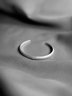 York Bangle silver – Detail | minimalist jewelry / refined detail | UNPROVEN