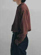 Loose-Fit Collarless Shirt brown – Detail | relaxed tailoring / semi-wide fit | UNPROVEN
