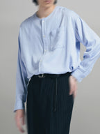 Loose-Fit Collarless Shirt light-blue – Detail | relaxed tailoring / semi-wide fit | UNPROVEN